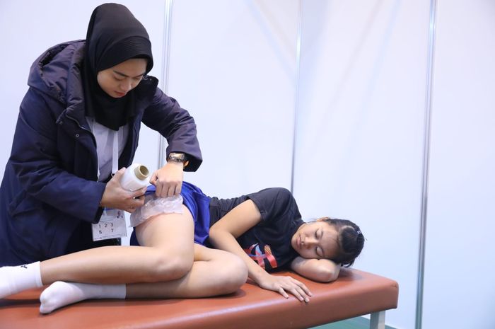 Tunggal putri Indonesia, Putri Kusuma Wardani sedang mendapatkan perawatan dari tim medis PBSI setelah mengalami cedera pada babak 32 besar Kumamoto Masters 2023 hingga putuskan mundur, di Kumamoto Prefectural Gymnasium, Kumamoto, Jepang, Rabu (15/11/2023)