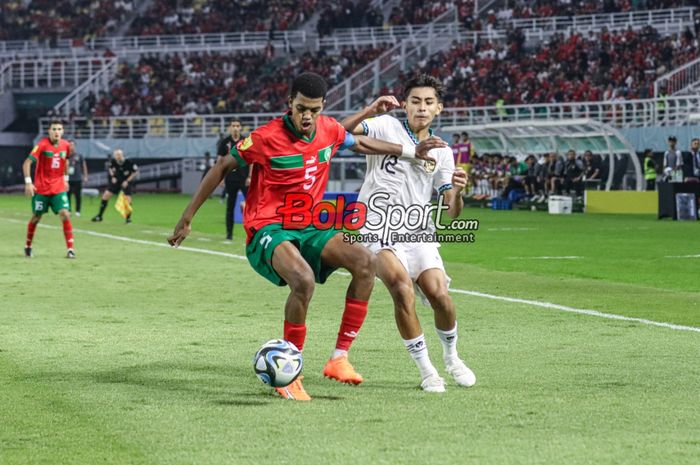 Abdelhamid Ait Boudlal (kiri) sedang menguasai bola dan dibayangi Welber Jardim (kanan) dalam laga match day ketiga babak penyisihan Grup A Piala Dunia U-17 2023 di Stadion Gelora Bung Tomo, Surabaya, Jawa Timur, Kamis (16/11/2023) malam.