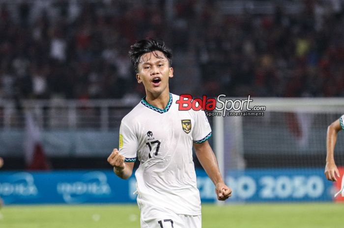 Nabil Asyura sedang melakukan selebrasi seusai mencetak gol dalam laga match day ketiga babak penyisihan Grup A Piala Dunia U-17 2023 antara timnas U-17 Maroko versus timnas U-17 Indonesia di Stadion Gelora Bung Tomo, Surabaya, Jawa Timur, Kamis (16/11/2023) malam.