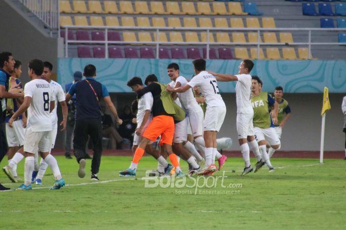 Selebrasi Timnas U-17 Uzbekistan, saat menghadapi Spanyol pada babak kedua penyisihan grup B Piala Dunia U-17 2023 di Stadion Manahan, Surakarta, Kamis (16/11/2023).