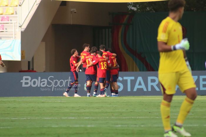 Selebrasi gol pertama Timnas U-17 Spanyol, saat menghadapi Uzbekistan pada babak pertama penyisihan grup B Piala Dunia U-17 2023 di Stadion Manahan, Surakarta, Kamis (16/11/2023).