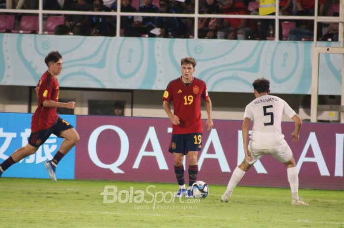 Aksi pemain Timnas U-17 Spanyol, saat menghadapi Uzbekistan pada babak kedua penyisihan grup B Piala Dunia U-17 2023 di Stadion Manahan, Surakarta, Kamis (16/11/2023).