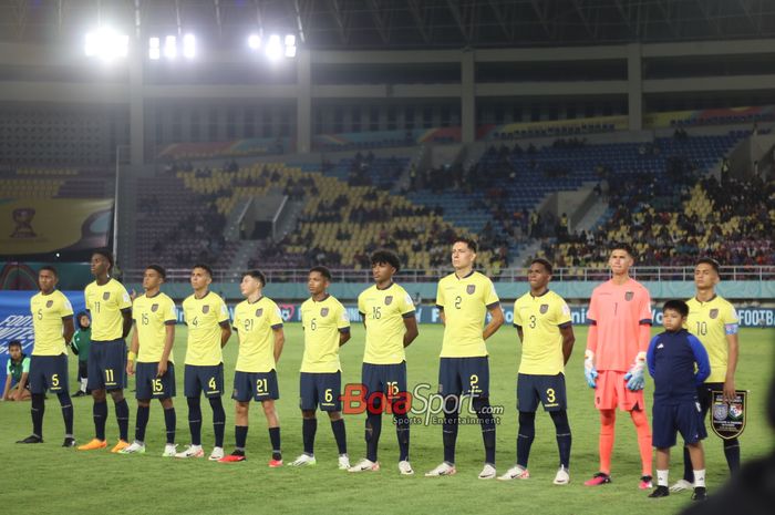 Para pemain Ekuador berbaris saat sesi menyanyikan lagu kebangsaan sebelum lawan Panama pada laga ketiga Grup A Piala Dunia U-17 2023 di Stadion Manahan, Solo, Kamis (16/11/2023).