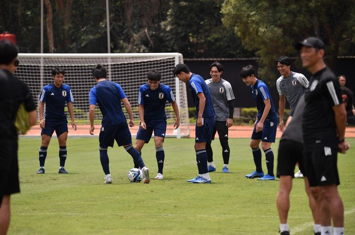 Sesi latihan timnas U-17 Jepang di Lapangan ITB, Kamis (16/11/2023).