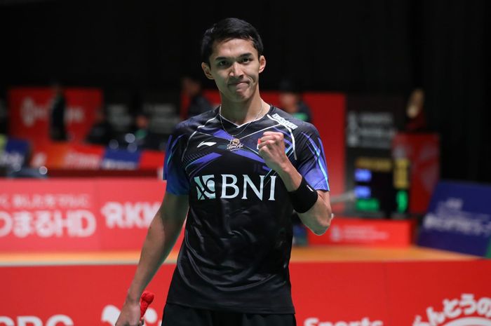 Pebulu tangkis tunggal putra Indonesia, Jonatan Christie, bereaksi pada babak kedua Kumamoto Masters 2023 bertanding di Kumamoto Prefectural Gymnasium, Kumamoto, Jepang, Kamis (16/11/2023).