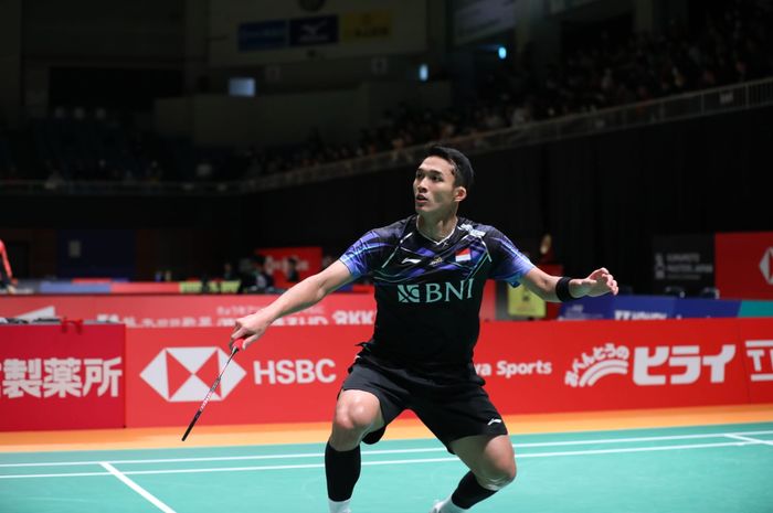 Pebulu tangkis tunggal putra Indonesia, Jonatan Christie, pada babak kedua Kumamoto Masters 2023 bertanding di Kumamoto Prefectural Gymnasium, Kumamoto, Jepang, Kamis (16/11/2023).