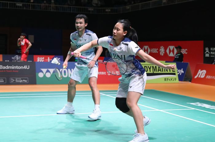 Rinov Rivaldy/Pitha Haningtyas Mentari saat berlaga pada babak 16 besar Kumamoto Masters 2023 di Kumamoto Prefectural Gymnasium, Kumamoto, Jepang, Kamis (16/11/2023)