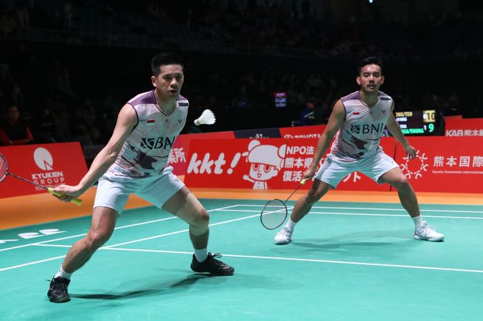 Pasangan ganda putra Indonesia, Pramudya Kusumawardana/Yeremia Erich Yoche Yacob Rambitan pada babak 16 besar Kumamoto Masters 2023 di Kumamoto Prefectural Gymnasium, Kumamoto, Jepang, Kamis (16/11/2023).