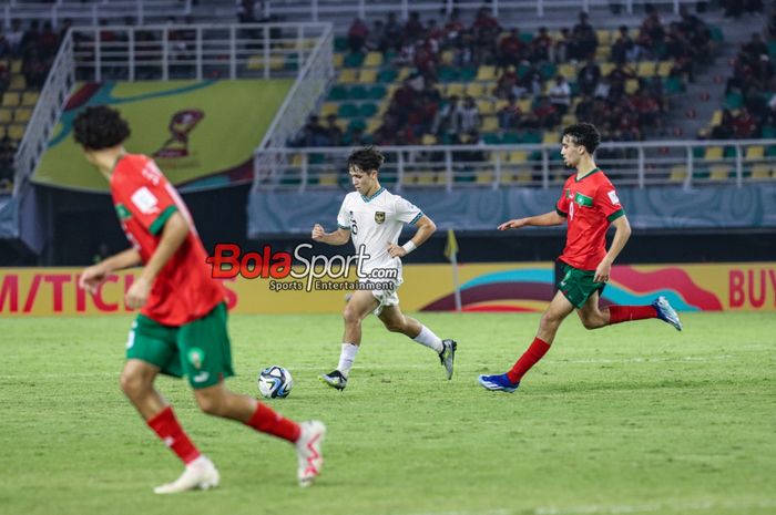 Amar Rayhan Brkic alias Amar Brkic (tengah) sedang mengusai bola dalam laga match day ketiga babak penyisihan Grup A Piala Dunia U-17 2023 antara timnas U-17 Maroko versus timnas U-17 Indonesia di Stadion Gelora Bung Tomo, Surabaya, Jawa Timur, Kamis (16/11/2023) malam.