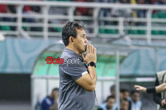 Pelatih timnas U-17 Indonesia, Bima Sakti, sedang memantau para pemainnya bertanding di Stadion Gelora Bung Tomo, Surabaya, Jawa Timur, Kamis (16/11/2023) malam.