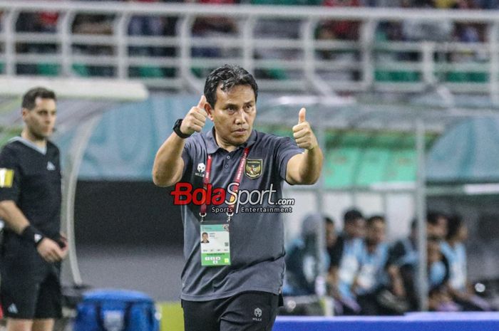 Pelatih timnas U-17 Indonesia, Bima Sakti, sempat memberikan ancungan jempol kepada para pemainnya saat bertanding di Stadion Gelora Bung Tomo, Surabaya, Jawa Timur, Kamis (16/11/2023) malam.