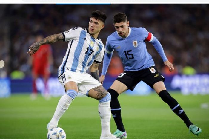 Momen duel Enzo Fernandez dengan Fede Valverde dalam laga Argentina vs Uruguay di Kualifikasi Piala Dunia 2026 zona Conmebol.