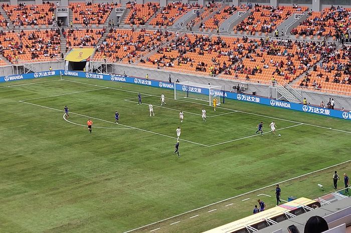 Suasana pertandingan Argentina vs Polandia pada laga terakhir babak penyisihan Grup D Piala Dunia U-17 2023 di Jakarta International Stadium (JIS), Jakarta, Jumat (17/11/2023).