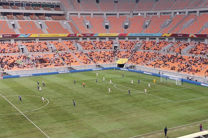 Suasana pertandingan Argentina vs Polandia pada laga terakhir babak penyisihan Grup D Piala Dunia U-17 2023 di Jakarta International Stadium (JIS), Jakarta, Jumat (17/11/2023).