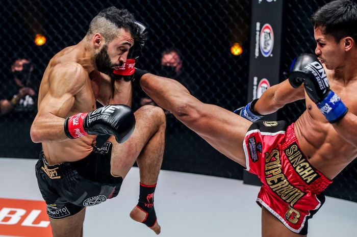 Superbon Singha Mawynn saat mengalahkan Giorgio Petrosyan di ONE Championship: First Strike pada 15 Oktober 2021.