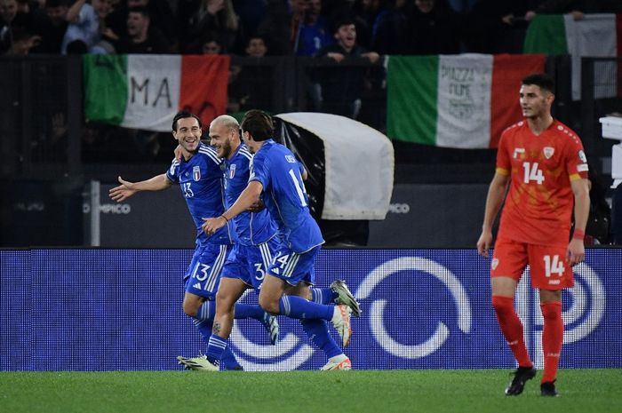 Matteo Darmian (kiri) merayakan gol untuk timnas Italia ke gawang timnas Makedonia Utara pada laga Kualifikasi Euro 2024 di Olimpico, Roma (17/11/2023).