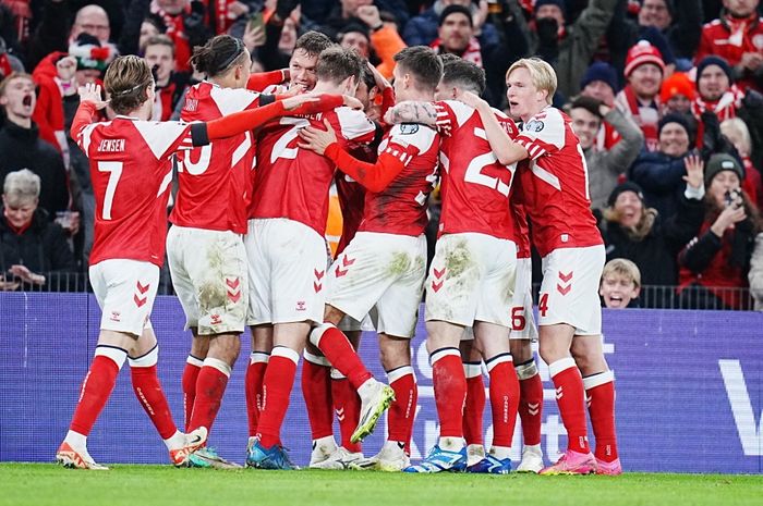 Pemain timnas Denmark merayakan gol ke gawang Slovenia dalam duel Kualifikasi Euro 2024 di Stadion Parken, Copenhagen (17/11/2023). Denmark lolos ke Euro 2024.