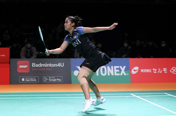 Momen saat Gregoria Mariska Tunjung mengembalikan shuttlecock ke arah Zhang Beiwen pada semifinal Kumamoto Masters 2023 di Kumamoto Prefectural Gymnasium, Jepang, Sabtu (18/11/2023)