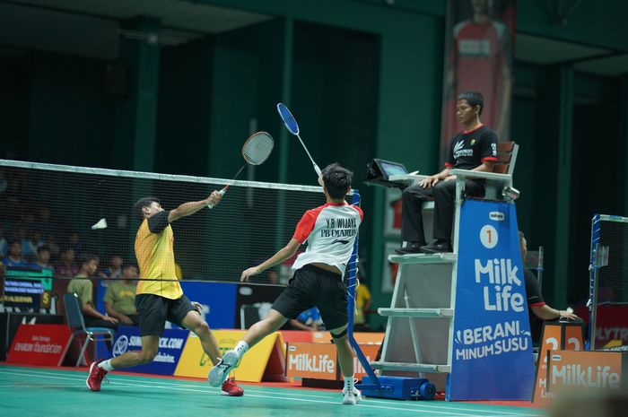 Suasana pertandingan final Polytron Gubernur Cup 2023 di Kudus, Jawa Tengah, 18 November 2023. Tampak dalam gambar Yudha Rendra Wijaya dari klub PB Djarum menghadapi Arga Nugraha Sigfar dari PB Mutiara Cardinal Bandung di final tunggal putra U-15.