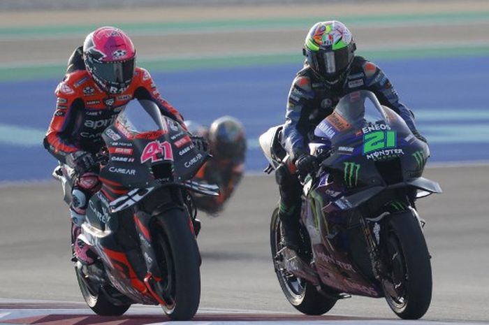 Pembalap Aprilia, Aleix Espargaro (kiri) dan Franco Morbidelli ( Monster Energy Yamaha) pada sesi FP2 MotoGP Qatar 2023 di Sirkuit Lusail, Sabtu (18/11/2023).