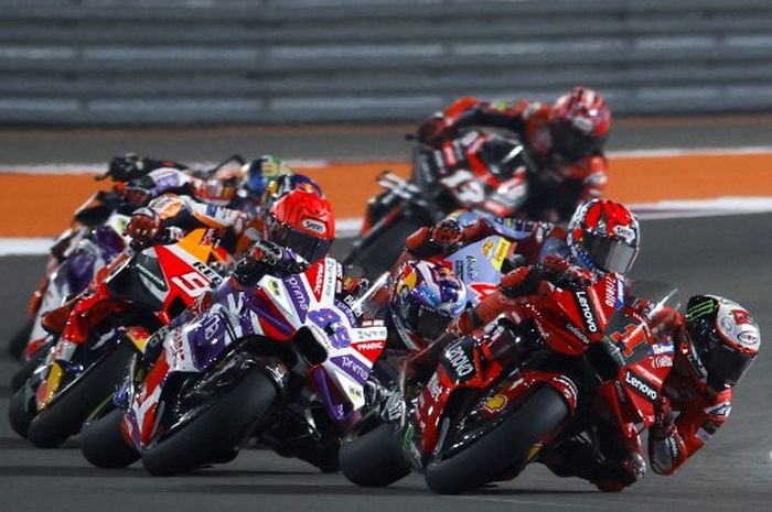 Para pembalap MotoGP saat memulai sprint race MotoGP Qatar 2023 di Sirkuit Lusail, Sabtu (19/11/2023).