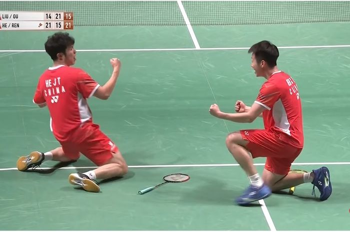 Ganda putra China, He Ji Ting/Ren Xiang Yu berselebrasi usai pastikan kemenangan pada final Kumamoto Masters 2023 di Kumamoto Prefectural Gymnasium, Kumamoto, Jepang, Minggu (19/11/2023)