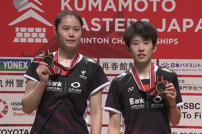 Ganda putri China, Zhang Shu Xian/Zheng Yu berpose di podium juara Kumamoto Masters 2023, di Kumamoto Prefectural Gymnasium, Kumamoto, Jepang, Minggu (19/11/2023).