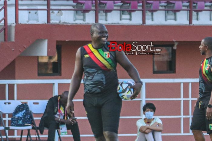 Pelatih timnas U-17 Mali, Soumalia Coulibaly, sedang memantau para pemainnya berlatih di Lapangan Thor, Surabaya, Jawa Timur, Minggu (19/11/2023).