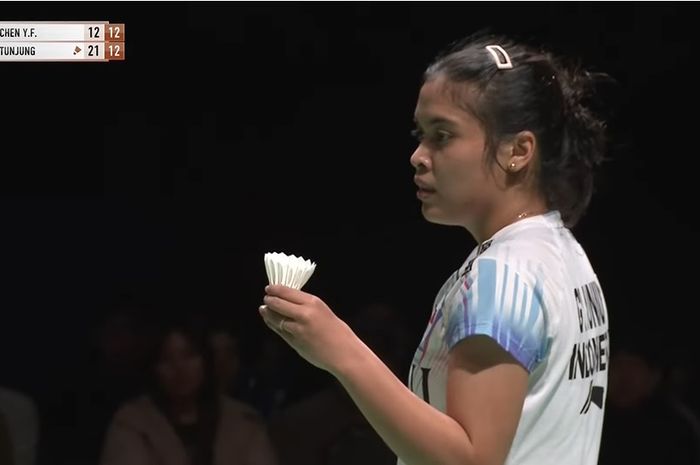 Tunggal putri Indonesia, Gregoria Mariska Tunjung bersiap melakukan servis ke arah Chen Yu Fei pada final Kumamoto Masters 2023, di Kumamoto Prefectural Gymnasium, Kumamoto, Jepang, Minggu (19/11/2023)