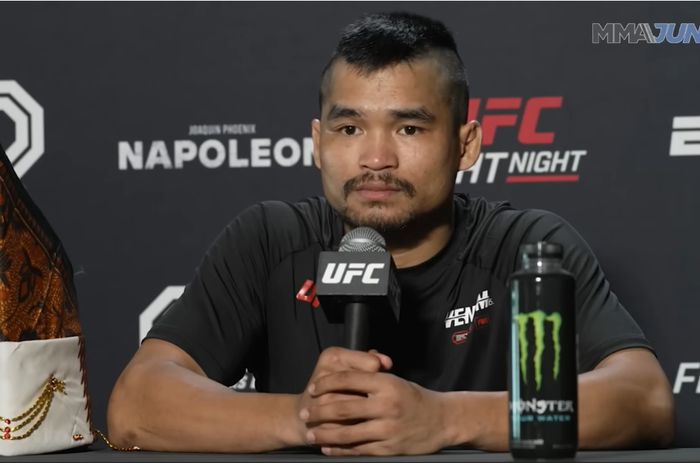 Petarung Indonesia di UFC kelas bulu, Jeka Saragih saat menghadiri konferensi pers pasca-laga UFC Vegas 82, UFC Las Vegas, Amerika Serikat, Minggu (19/11/2023) dini hari WIB.