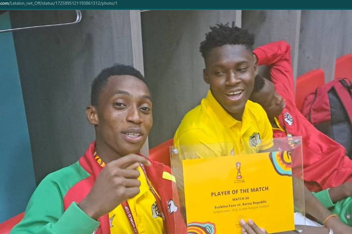 Wonderkid Burkina Faso, Souleymane Alio, mendapatkan plakat penghargaan Pemain Terbaik pasca-laga melawan Korea Selatan di Piala Dunia U-17 2023.