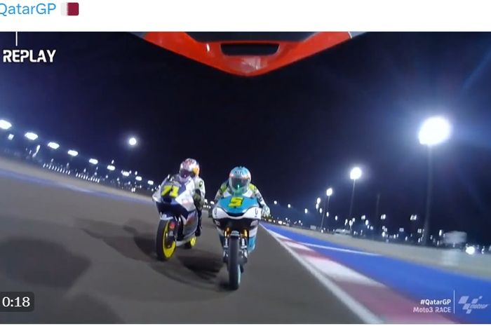 Pertarungan seru Ayumu Sasaki (kiri) dan Jaume Masia di Moto3 Qatar 2023, Minggu (19/11/2023) di Sirkuit Lusail, yang akhirnya memunculkan juara dunia Moto3 tahun ini.