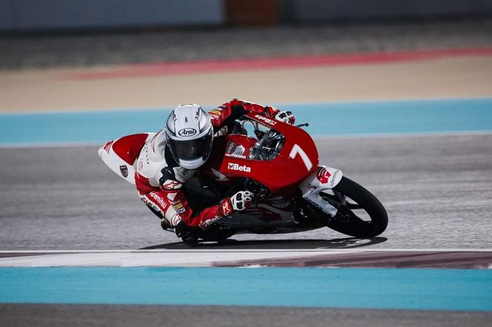 Pembalap muda Indonesia, Veda Ega Pratama saat beraksi pada Race 1 Asia Talent Cup 2023 seri keenam, di sela-sela MotoGP Qatar 2023 di Sirkuit Losail, Qatar, Sabtu (18/11/2023)