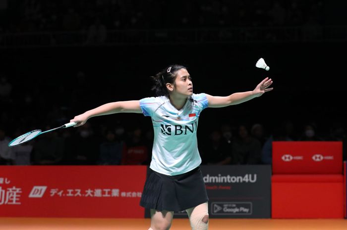 Tunggal putri Indonesia, Gregoria Mariska Tunjung saat melakukan servis ke arah Chen Yu Fei (China) pada final Kumamoto Masters 2023 yang digelar di Kumamoto Prefectural Gymnasium, Kumamoto, Jepang, Minggu (19/11/2023)