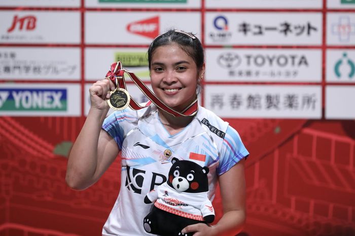 Gregoria Mariska Tunjung berpose di podium juara usai mengalahkan tunggal putri nomor satu China sekaligus peraih emas Olimpiade Tokyo 2020, Chen Yu Fei pada Kumamoto Masters 2023 di Kumamoto Prefectural Gymnasium, Kumamoto, Jepang, Minggu (19/11/2023)