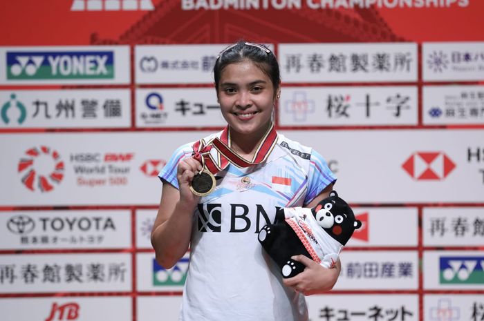 Pebulu tangkis tunggal putri Indonesia, Gregoria Mariska Tunjung berpose di podium Kumamoto Masters 2023 di Kumamoto Prefectural Gymnasium, Kumamoto, Jepang, Minggu (19/11/2023).