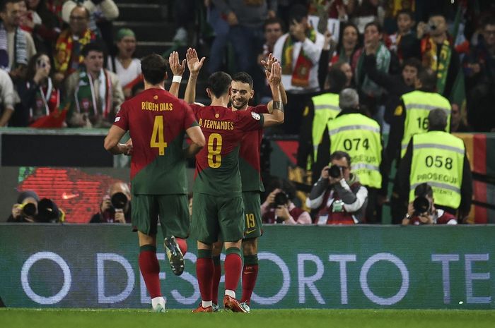 Gelandang tim nasional Portugal, Bruno Fernandes, merayakan gol ke gawang timnas Islandia pada Kualifikasi Euro 2024 di Stadion Jose Alvalade, Minggu (19/11/2023).