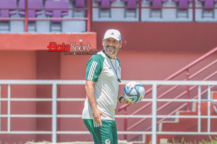 Pelatih timnas U-17 Meksiko, Raul Chabrand, sedang memantau para pemainnya berlatih di Lapangan Thor, Surabaya, Jawa Timur, Senin (20/11/2023).