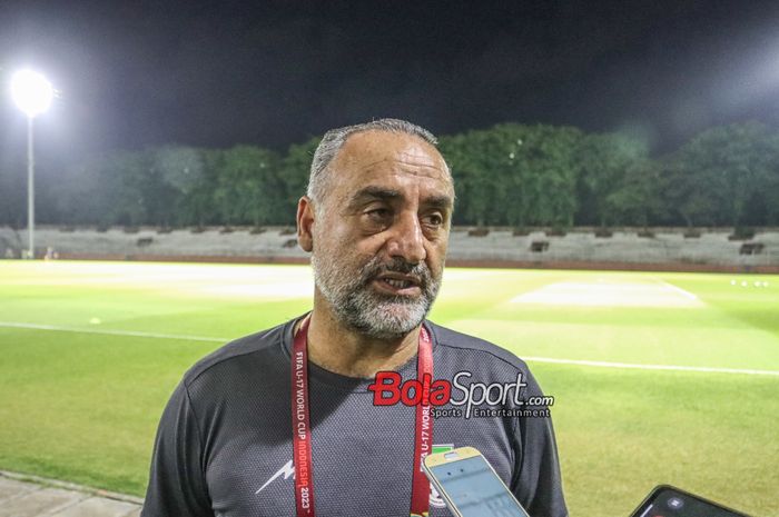 Pelatih timnas U-17 Iran, Hossein Abdi, sedang memberikan keterangan kepada awak media di Lapangan Thor, Surabaya, Jawa Timur, Senin (20/11/2023).