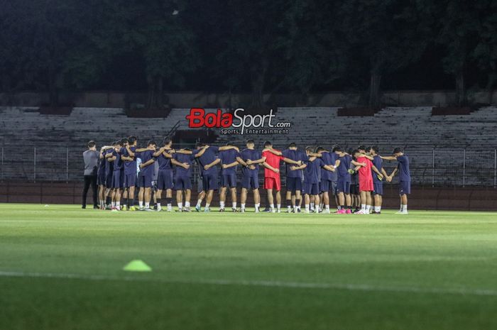 Timnas U-17 Iran sedang melakukan briefing sebelum latihan di Lapangan Thor, Surabaya, Jawa Timur, Senin (20/11/2023).