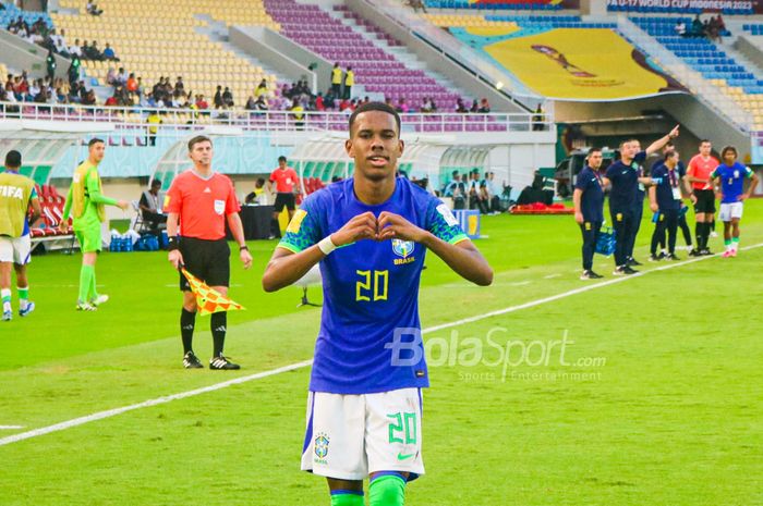 Selebrasi winger Timnas U-17 Brasil, Estevao, saat menghadapi Ekuador pada babak kedua 16 besar Piala Dunia U-17 2023 di Stadion Manahan, Surakarta, Senin (20/11/2023).