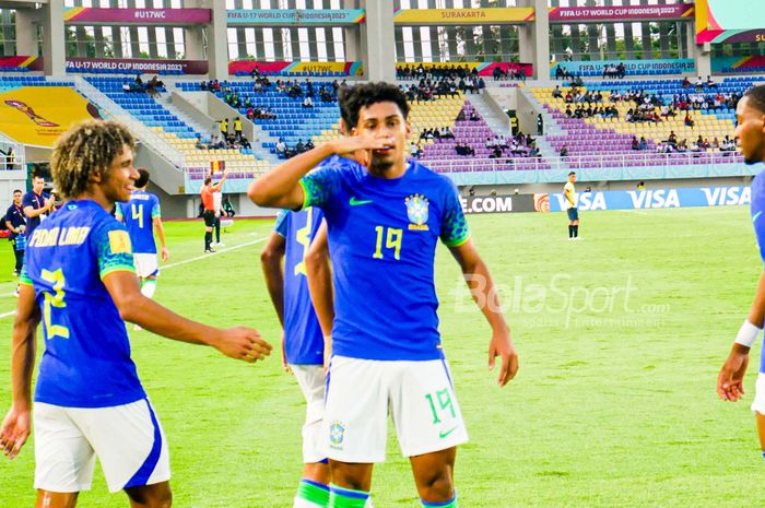 Selebrasi gol ketiga Timnas U-17 Brasil, saat menghadapi perlawanan Ekuador pada babak kedua 16 besar Piala Dunia U-17 2023 di Stadion Manahan, Surakarta, Senin (20/11/2023).