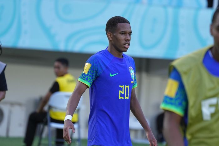 Penyerang andalan timnas U-17 Brasil di Piala Dunia U-17 2023, Estevao Willian, saat beraksi melawan Ekuador di Stadion Manahan, Surakarta pada Senin (20/11/2023).