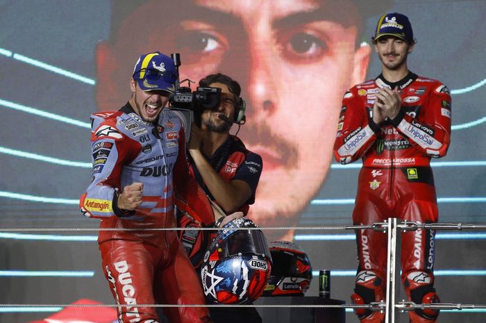 Pembalap Gresini, Fabio Di Giannantonio (kiri) merayakan kemenangan setelah balapan MotoGP Qatar di Sirkuit Lusail, Qatar, 19 November 2023. Di Giannantonio mengalahkan juara bertahan, Francesco Bagnaia dari tim Ducati Lenovo (kanan).