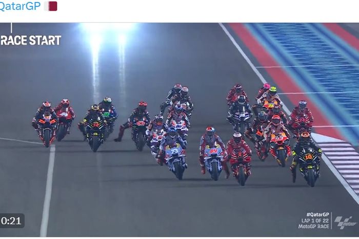 Start hebat dilakukan Francesco Bagnaia untuk langsung memimpin lomba dari posisi start ke-4 di MotoGP Qatar 2023, Minggu (19/11/2023) di Sirkuit Lusail.