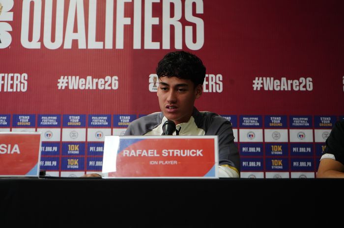 Pemain timnas Indonesia, Rafael Struick saat menghadiri konferensi pers jelang laga lawan Filipina di Stadion Rizal Memorial, Manila, Senin (20/11/2023).