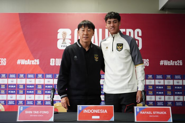 Pelatih dan pemain timnas Indonesia, Shin Tae-yong dan Rafael Struick saat menghadiri konferensi pers jelang laga lawan Filipina di Stadion Rizal Memorial, Manila, Senin (20/11/2023).