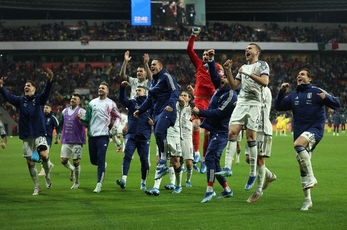 Pemain timnas Italia saat merayakan kelolosan menuju putaran final Euro 2024 usai bermain seri dengan timnas Ukraina di BayArena, Leverkusen (20/11/2023).