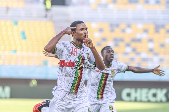 Mahamoud Barry (kiri) sedang melakukan selebrasi seusai mencetak gol dalam laga babak 16 besar Piala Dunia U-17 2023 antara timnas U-17 Meksiko versus timnas U-17 Mali di Stadion Gelora Bung Tomo, Surabaya, Jawa Timur, Selasa (21/11/2023) siang.