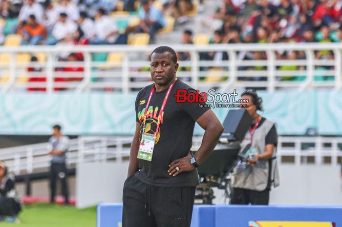 Pelatih timnas U-17 Mali, Soumaila Coulibaly, sedang memantau para pemainnya bertanding di Stadion Gelora Bung Tomo, Surabaya, Jawa Timur, Selasa (21/11/2023) siang.